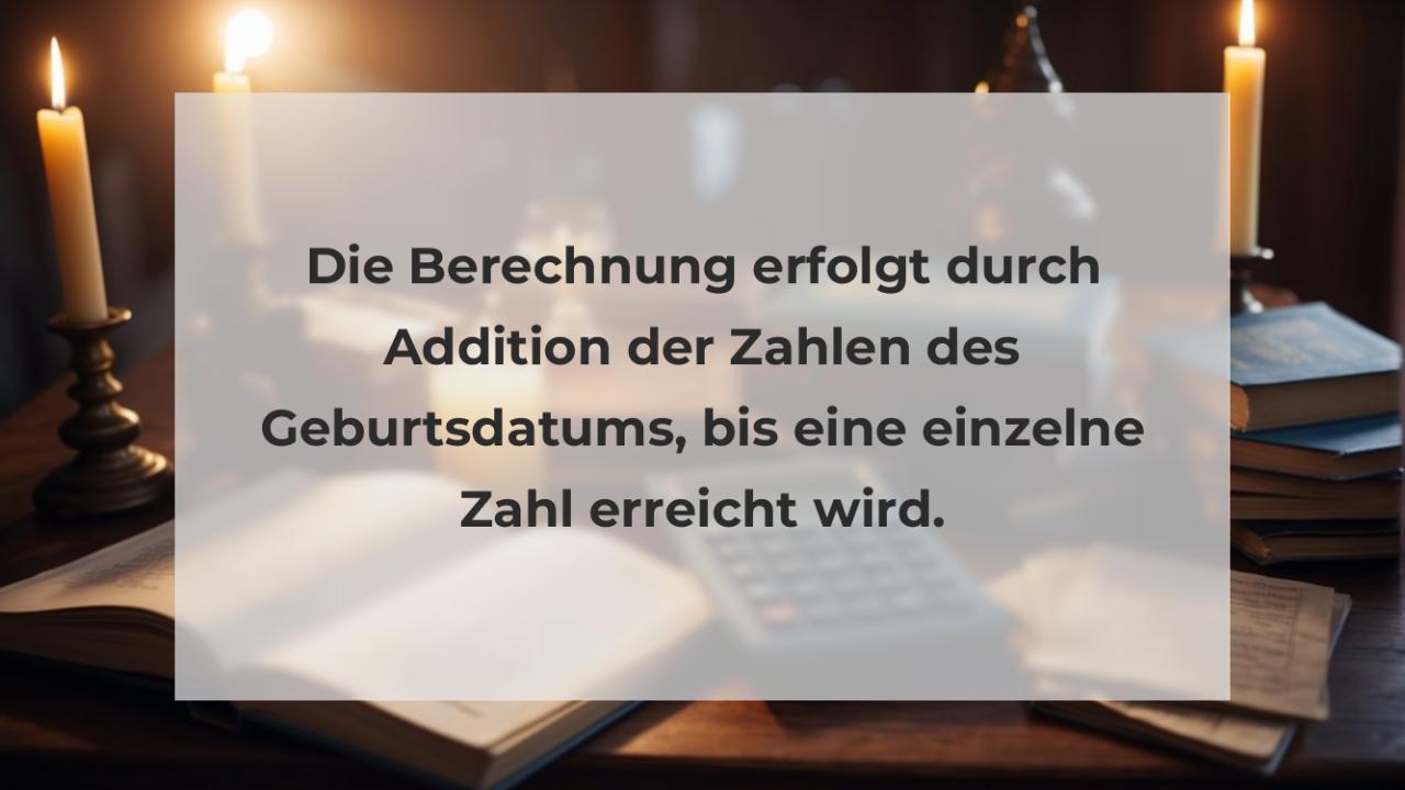 Die Berechnung erfolgt durch Addition der Zahlen des Geburtsdatums, bis eine einzelne Zahl erreicht wird.